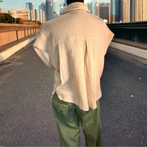 Olivaceous Cream Button Down Textured Every Day Short Sleeve Shirt EUC Medium - Picture 3 of 9